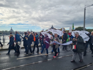 OMA-Schirme und -Spruchbänder beim Solidarischen Herbst