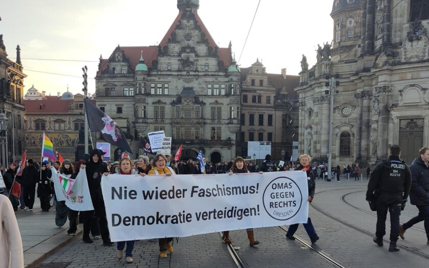 Demo in Dresden unter dem Motto "Nie wieder Faschismus – Demokratie verteidigen!"